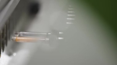 Makinenin matkap uçlarının yakın çekim. Eylem. Ahşap veya metal yüzeylerde delik açmak için endüstriyel sondaj makinesi. Endüstriyel işletmelerde sondaj makinesi uçlarının yakın çekim