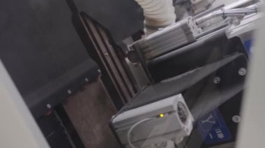 Modern makine ahşap tahtalar üzerinde kesim yapma. Eylem. Ahşap işleme işletmede profesyonel ekipmanlar. Ahşap ürünlerle çalışan büyük çoklu görev makinesi
