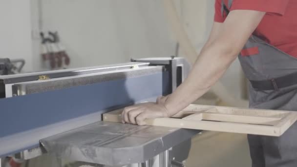 Mesin penggilingan permukaan kayu. Mulai. Tukang kayu profesional menggiling tepi bingkai kayu pada penggiling sabuk. Industri mesin penggilingan kayu — Stok Video