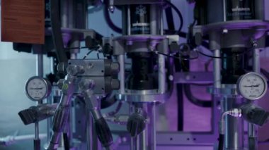 Mekanizmada parça pompaları ve basınç göstergeleri. Eylem. Endüstriyel ekipmanlarda basınç ölçümü için borulu çelik parçalar ve basınç ölçerler