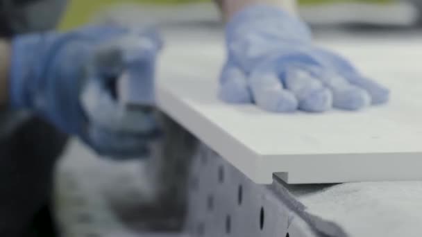 Primer plano trabajador mano pulido tablero de madera. Acción. Trabajador con guantes pulido lija tablero de madera. Piedra de afilar es ampliamente utilizado para la molienda manual de superficies de madera — Vídeo de stock