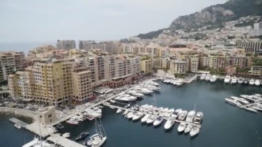 Deniz yoluyla dağ tatil beldesinin en iyi görünümü. Eylem. Resort town, hemen sahilde ve limanda yer almaktadır. Çok katlı konut binaları dağlık alanda sahilde durmak