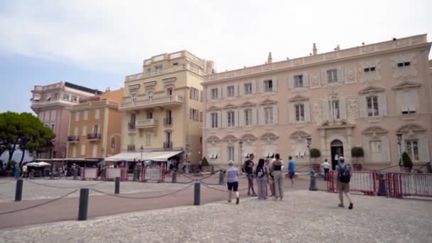 Francia, París - junio de 2019: Ciudad turística con casas coloridas y turistas a pie. Acción. Plaza de la ciudad pequeña con casas de colores en estilo europeo y turistas a pie en el día de verano — Vídeo de stock