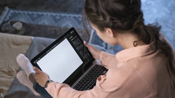 Mujeres jóvenes que trabajan en su computadora portátil y escribir texto en algún programa con pantalla de espacio en blanco. Imágenes de archivo. Hermosa mujer joven que trabaja en casa — Foto de Stock