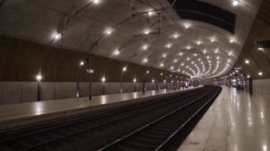 Parlak ışıklı yeraltı metro tüneli. Eylem. Raylar üzerinde parlak Aydınlatma ile yeraltı metro basit taş iç