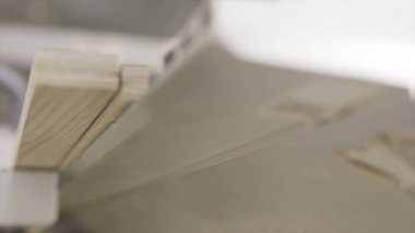 Makinede kesilmiş ahşap panoların yakın çekim. Eylem. Endüstriyel takım tezgahı üzerinde yapılan ahşap tahta pürüzsüz kesim. Testere makinesi ile ahşap tahta kesme