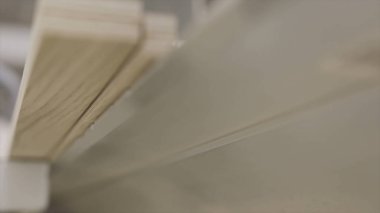 Makinede kesilmiş ahşap panoların yakın çekim. Eylem. Endüstriyel takım tezgahı üzerinde yapılan ahşap tahta pürüzsüz kesim. Testere makinesi ile ahşap tahta kesme