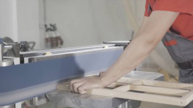 Ahşap yüzey taşlama makinesi. Eylem. Profesyonel marangoz kemer öğütücü ahşap çerçeve kenarları öğütür. Endüstriyel ahşap işleme taşlama makinesi