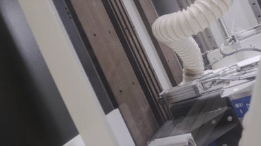 Modern makine ahşap tahtalar üzerinde kesim yapma. Eylem. Ahşap işleme işletmede profesyonel ekipmanlar. Ahşap ürünlerle çalışan büyük çoklu görev makinesi