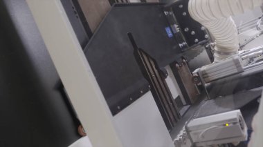 Modern makine ahşap tahtalar üzerinde kesim yapma. Eylem. Ahşap işleme işletmede profesyonel ekipmanlar. Ahşap ürünlerle çalışan büyük çoklu görev makinesi