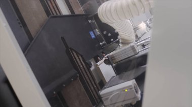 Modern makine ahşap tahtalar üzerinde kesim yapma. Eylem. Ahşap işleme işletmede profesyonel ekipmanlar. Ahşap ürünlerle çalışan büyük çoklu görev makinesi