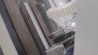 Modern makine ahşap tahtalar üzerinde kesim yapma. Eylem. Ahşap işleme işletmede profesyonel ekipmanlar. Ahşap ürünlerle çalışan büyük çoklu görev makinesi