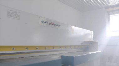 Dükkanda ahşap işçiliği için modern ekipmanlar. Eylem. Ahşap panoları kesmek veya öğütmek için kapalı kayış makineleri. Modern otomatik tip ahşap işleme ekipmanları