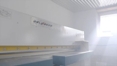 Dükkanda ahşap işçiliği için modern ekipmanlar. Eylem. Ahşap panoları kesmek veya öğütmek için kapalı kayış makineleri. Modern otomatik tip ahşap işleme ekipmanları