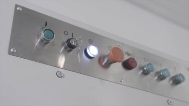 Egineer kontrol panelinde anahtarı açar. Eylem. İşçilerin el lerinin yakın çekimendüstriyel ekipman çalışması için güç anahtarı döner. Endüstriyel makinede anahtarlı kontrol paneli