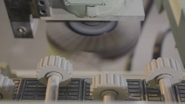 Endüstriyel ekipman dişlileri ile yakın çekim döner parçalar. Eylem. Hareketli dişliler ile modern ahşap işleme makinesi içinde. Ahşap dişliler ileri ahşap tahtalar hareket