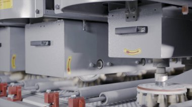 Endüstriyel üretimde fırçalar. Eylem. Temizleme ve boyama için kıllı nozullara sahip otomatik makineler. Ahşap panolarıişlemek için endüstriyel makinelerde döner fırçalar