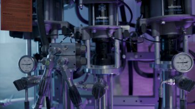 Mekanizmada parça pompaları ve basınç göstergeleri. Eylem. Endüstriyel ekipmanlarda basınç ölçümü için borulu çelik parçalar ve basınç ölçerler