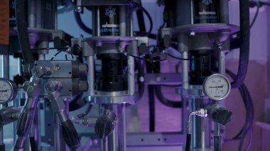 Mekanizmada parça pompaları ve basınç göstergeleri. Eylem. Endüstriyel ekipmanlarda basınç ölçümü için borulu çelik parçalar ve basınç ölçerler