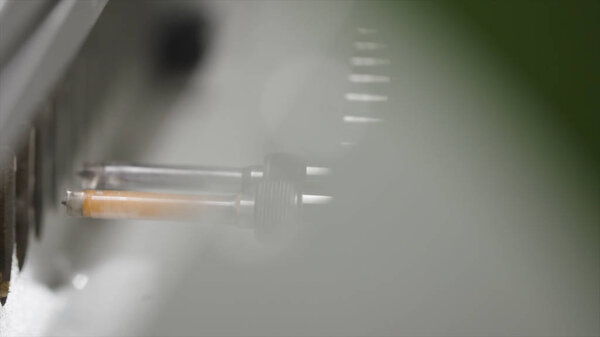 Крупный план сверл. Начали. Промышленная буровая установка для сверления отверстий в деревянных или металлических поверхностях. Крупный план наконечников буровой установки на промышленном предприятии
