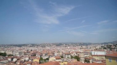 Kırmızı çatılı eski şehir panoraması. Eylem. Tepelik alan ufka kiremitli kırmızı çatılar ile konut evleri ile doludur. Aynı kırmızı çatılı Avrupa kentsel peyzaj