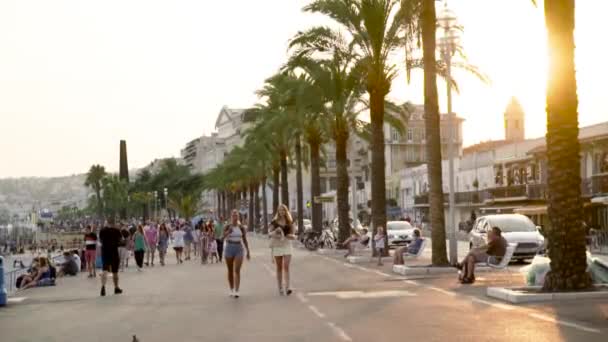 Fransa, Nice - Haziran, 2019: Sıcak yaz gününde yürüyen turistlerin olduğu işlek sokak. Eylem. Palmiye ağaçları, yaz, yürüyen insanların çok turistik şehrin güzel sokakları — Stok video