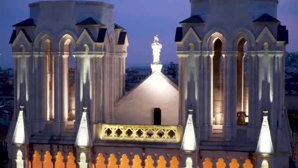 Scultura della donna che prega a Cathedra. Azione. Statua illuminata della donna orante si trova sul tetto della cattedrale sopra la città in serata — Video Stock