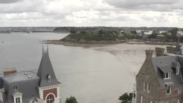 Vista aérea de belos edifícios históricos e modernos perto da ribeira em uma das cidades europeias contra o céu nublado cinza. Acção. Vista incrível da arquitetura europeia antiga e moderna — Vídeo de Stock