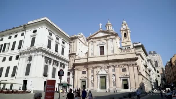 Francia, Niza - junio de 2019: Templo de la ciudad sobre fondo de antiguas casas de piedra blanca. Acción. Hermosa catedral de piedra blanca se encuentra en el centro de la ciudad vieja sobre fondo de cielo azul — Vídeo de stock