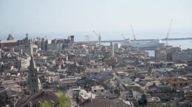 Limanı olan eski şehrin panoraması. Başla. Taştan evleri olan eski Avrupa kenti deniz limanına yakındır. Eski şehrin limanında gemiler