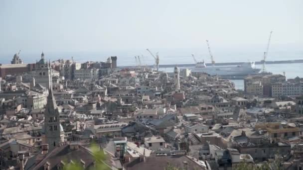 Panorama av gamla stan med hamn. Börja. Gamla europeiska staden med stenhus ligger nära hamnen. Fartyg i kusthamnen i gamla stan — Stockvideo