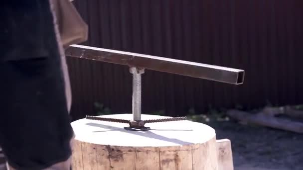 로그에 구멍을 만드는 도구. 클립. 로그의 중간에 사람 나사 도구의 클로즈업. 통나무에 구멍을 뚫어 건축 공사를 하는 기술 — 비디오