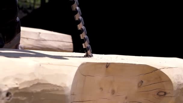 Detailní záběr elektrických vrtáků pro vrtání dřeva. Klip. Velká elektronická vrtačka pro vrtání otvorů do tyčí nebo do hustého dřeva. Spirálový vrták je zašroubován do logu — Stock video