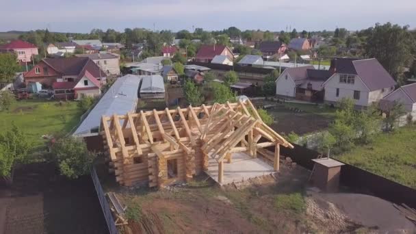 Bovenaanzicht van de bouw van houten huis. Een knip. Panorama met voorstedelijke gebieden en frame van houten huis in aanbouw — Stockvideo