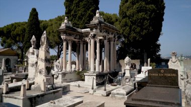 Mezar ve heykeller ile Avrupa mezarlığı. Eylem. Heykel ve mahzenler inanılmaz çeşitli ile Avrupa mezarlığı güzel manzara. Heykeller ile Anıt beyaz plaka