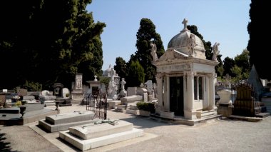 Mezarlıkta güzel bir mahzen. Eylem. Mezarlıkta kubbeli mezar yapısı mahzen anlamına gelir. Mahzen, heykel ve tabakbeyaz mimari binaları ile Avrupa mezarlığı