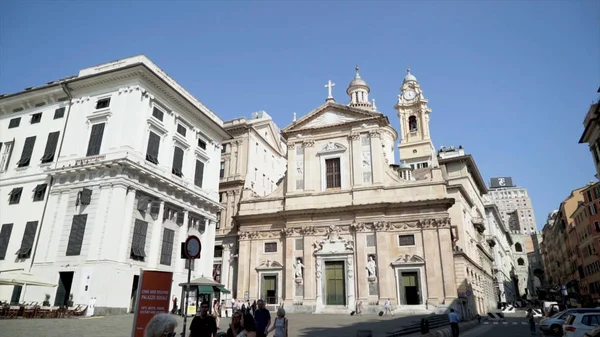 Frankrijk, Nice-juni 2019: stads tempel op de achtergrond van oude huizen van witte steen. Actie. Mooie witte stenen kathedraal staat in het centrum van de oude stad op de achtergrond van de blauwe hemel — Stockfoto