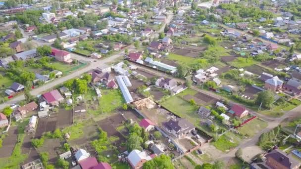 Top view of country village with plots and cottages. Clip. Suburban suburban areas with beautiful cottages good place for family vacation in summer — Stock Footage Top view of country village with plots and cottages. Clip. Suburban suburban areas with beautiful cottages good place for family vacation in summer Stock Footage