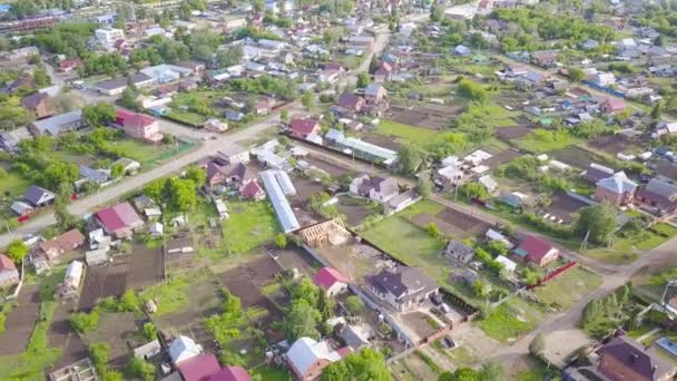 Top view of country village with plots and cottages. Clip. Suburban suburban areas with beautiful cottages good place for family vacation in summer — Stock Video