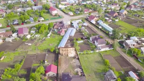 Top view of country village with plots and cottages. Clip. Suburban suburban areas with beautiful cottages good place for family vacation in summer — Stock Footage Top view of country village with plots and cottages. Clip. Suburban suburban areas with beautiful cottages good place for family vacation in summer Stock Video