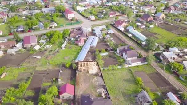 Arazili ve kır evli köy manzarası. Şarjör. Yazın aile tatili için güzel kulübeleri olan banliyö bölgeleri iyi bir yerdir. — Stok video