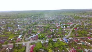 Bu köyün manzarası kır evleriyle dolu. Şarjör. Tüm ailenle yaz tatili için güzel manzaralı bir köy.