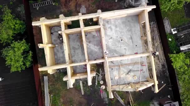 Layout of house under construction. Clip. Top view of empty layout of wooden house. Vertical top view of house under construction without roof — ストック動画