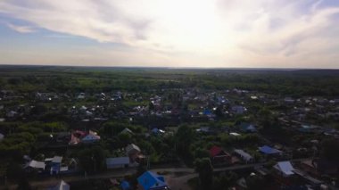 Yeşil ormanın arka planındaki köy manzarası. Şarjör. Köy kasabası, doğaya yakın sakin bir hayat için harika bir yerdir.