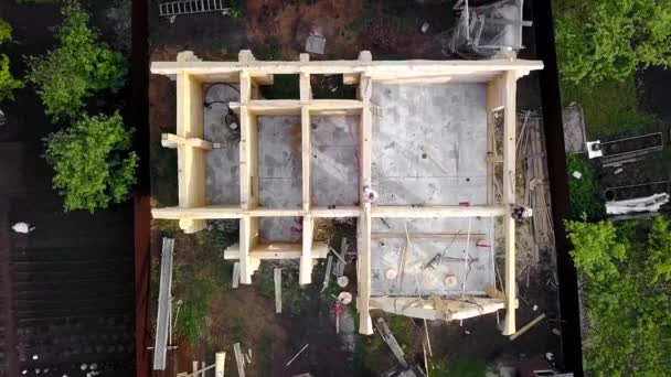 Indeling huis in aanbouw. Een knip. Bovenaanzicht van lege indeling van houten huis. Verticaal bovenaanzicht van huis in aanbouw zonder dak — Stockvideo