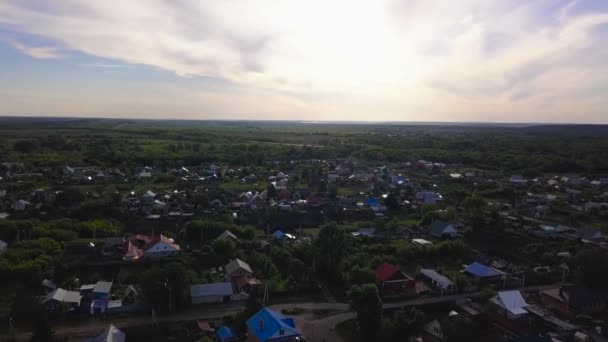 Horní pohled na panorama obce na pozadí zeleného lesa. Klip. Chalupa město je skvělé místo pro klidný život v blízkosti přírody bez shonu města — Stock video