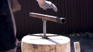 Seyir defterinde delik açan araç. Şarjör. İnsanoğlu aleti kütüğün ortasına vidaladı. İnşaat işleri için kütüklerde delik açma ve düzeltme teknolojisi