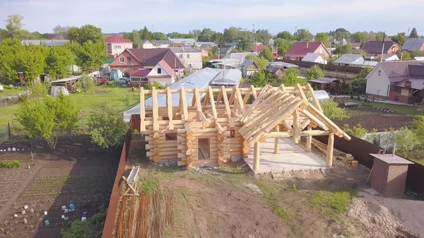 Horní pohled na stavbu dřevěného domu. Klip. Panorama s příměstskými prostory a rámem dřevěného domu v procesu výstavby — Stock fotografie