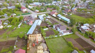 Bu köyün manzarası kır evleriyle dolu. Şarjör. Tüm ailenle yaz tatili için güzel manzaralı bir köy.