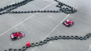 Kartingin en üst görüntüsü. Medya. Yarış arabalarıyla yarış pistini gezmek. Karting spor ve eğlencedir. Haritalarda yarışmak. Vücutsuz en basit yarış arabalarıdır.